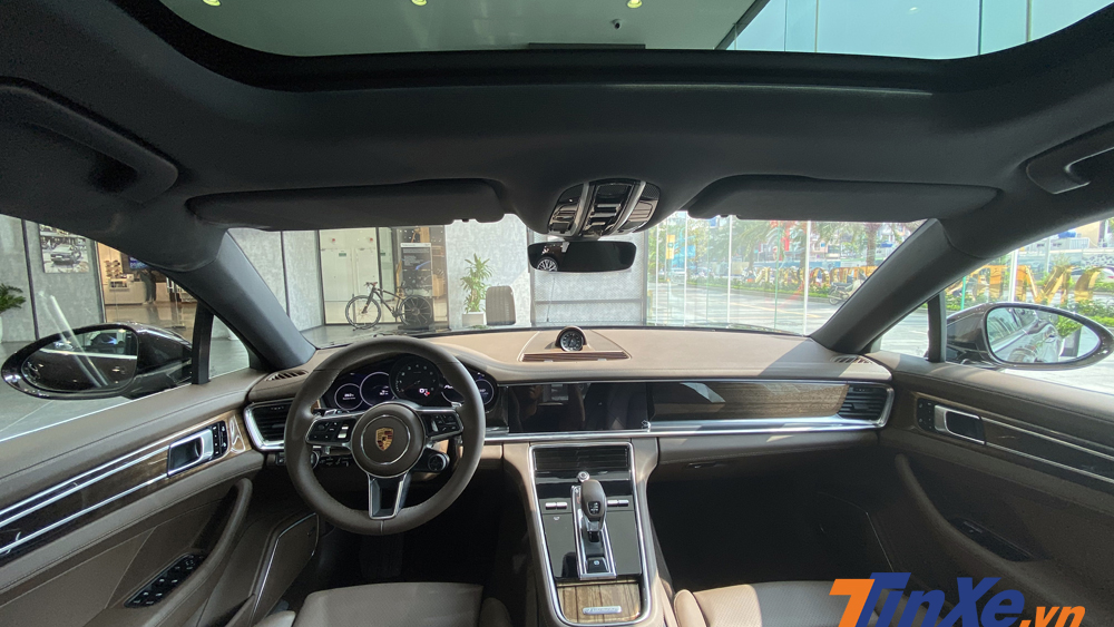 Không gian nội thất sang trọng, tiện nghi nhưng không kèm phần thể thao của Porsche Panamera 4 Sport Turismo. Không gian nội thất sang trọng, tiện nghi nhưng không kèm phần thể thao của Porsche Panamera 4 Sport Turismo.
