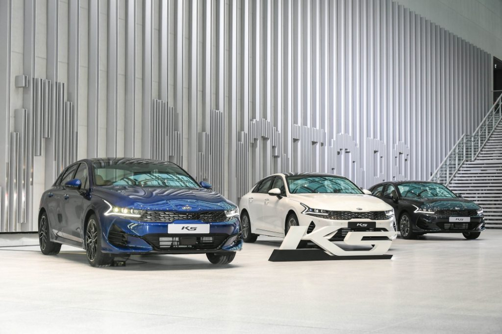 Kia Optima 2020 m&agrave;u xanh, trắng v&agrave; đen