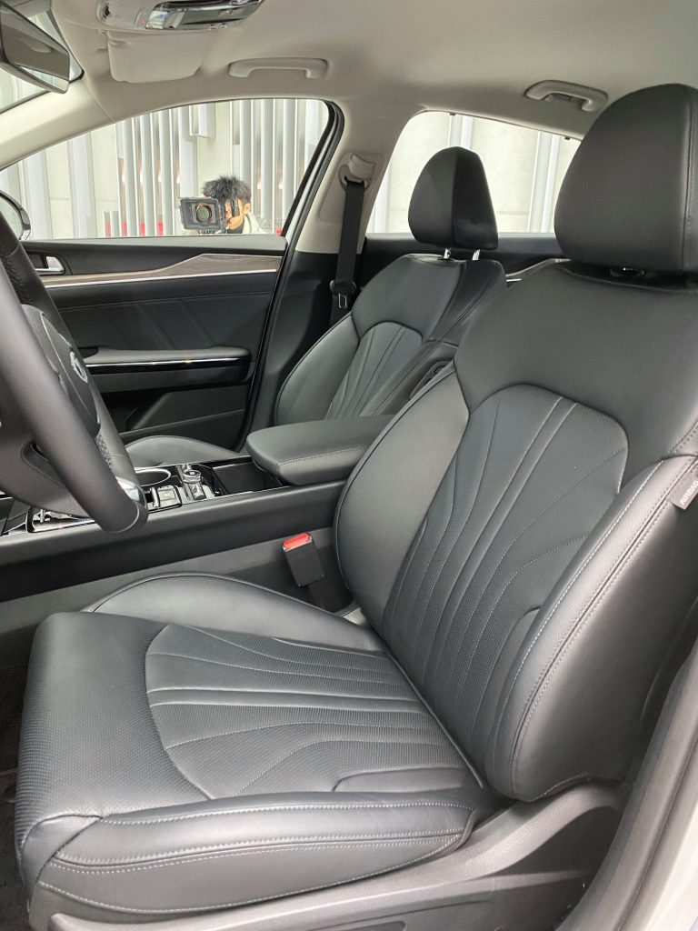 Nội thất bọc da m&agrave;u đen của Kia Optima 2020