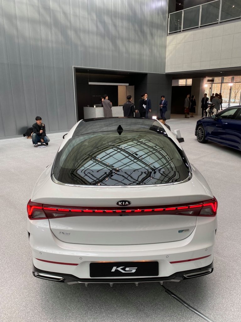 Kia Optima Hybrid 2020 sẽ đi k&egrave;m cả pin năng lượng mặt trời tr&ecirc;n n&oacute;c