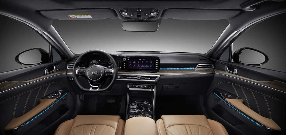 Nội thất bọc da m&agrave;u n&acirc;u của Kia Optima 2020