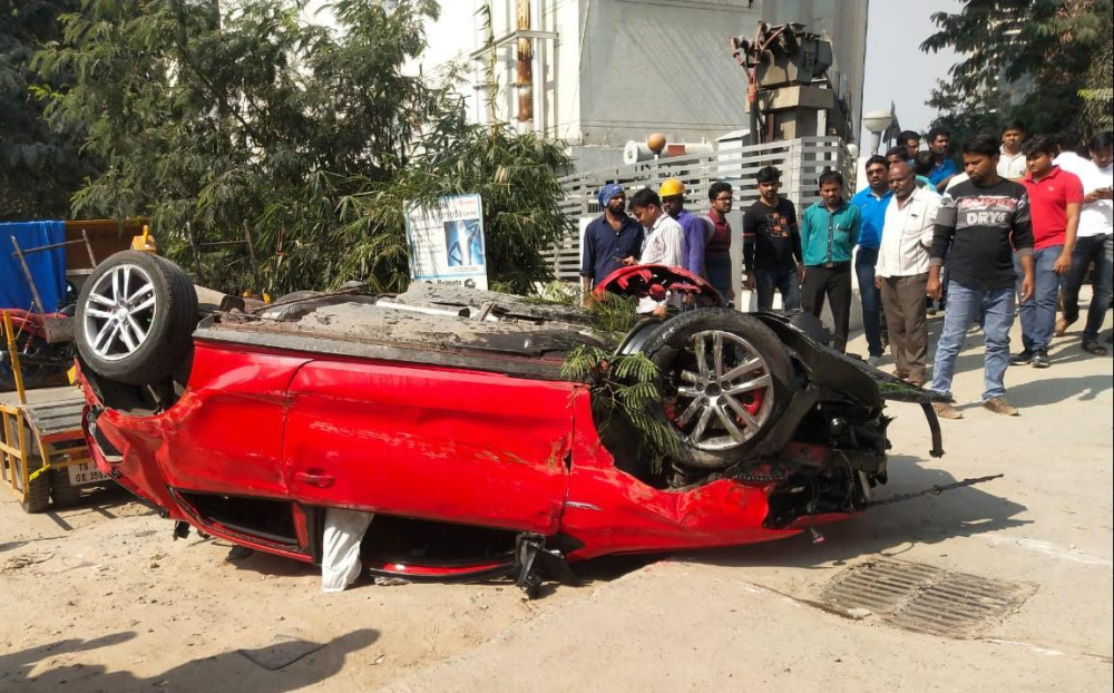 Chiếc &ocirc; t&ocirc; Volkswagen lật ngửa tại hiện trường vụ tai nạn
