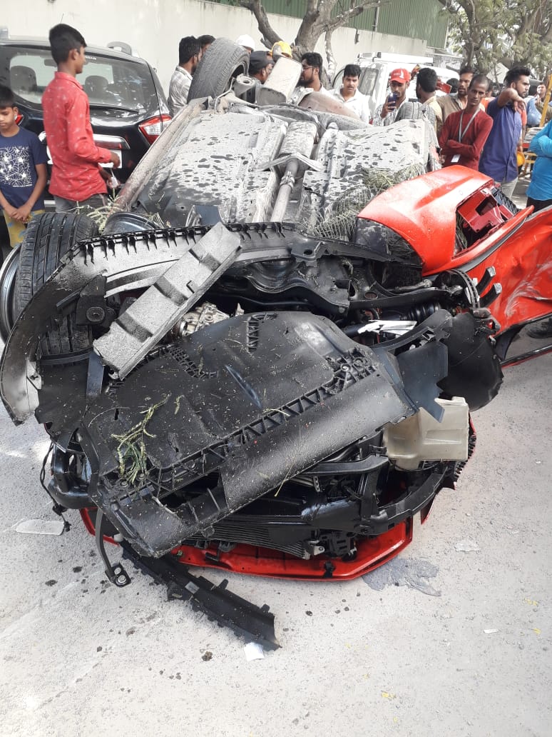 Người l&aacute;i chiếc Volkswagen đ&atilde; vượt qu&aacute; tốc độ cho ph&eacute;p, dẫn đến tai nạn đ&aacute;ng tiếc