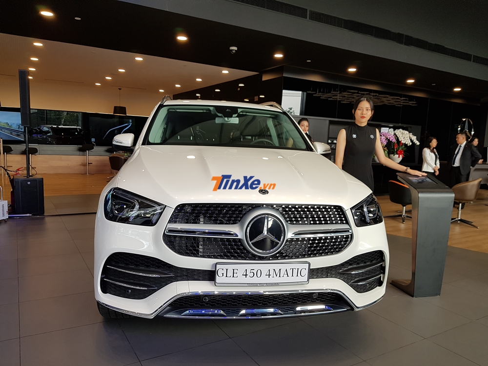 Khu vực trưng b&agrave;y c&oacute; mẫu xe Mercedes-Benz GLE 450 4Matic ho&agrave;n to&agrave;n mới