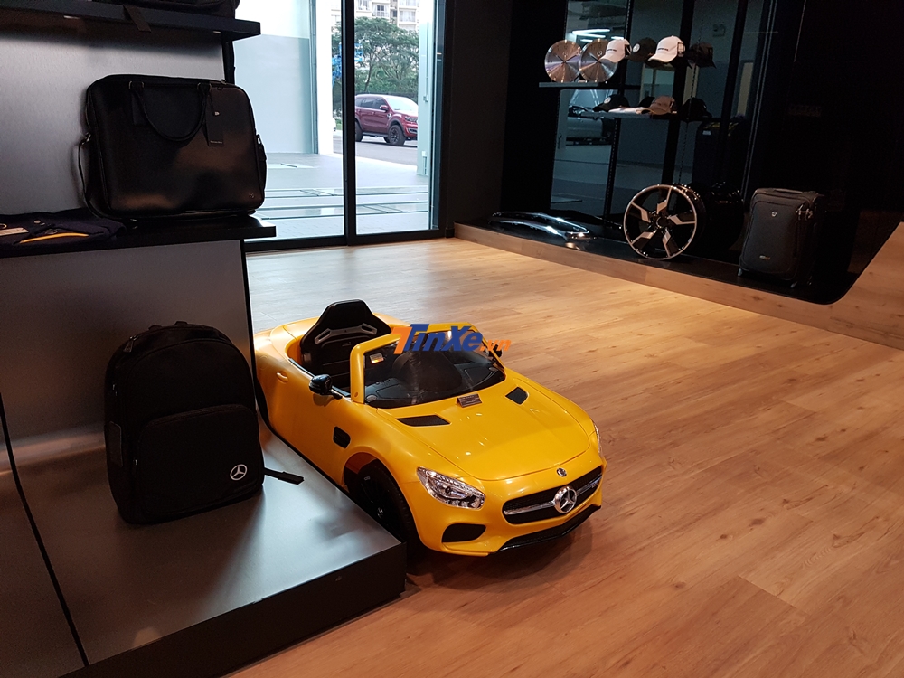 Khu vực phụ kiện ngo&agrave;i quần &aacute;o, b&oacute;p v&iacute; c&ograve;n c&oacute; cả xe m&ocirc; h&igrave;nh của Mercedes-AMG GT S