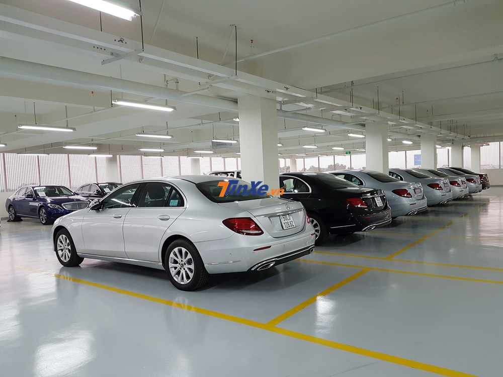 Tầng b&agrave;y b&aacute;n xe cũ c&oacute; sức chứa l&ecirc;n đến 60 xe