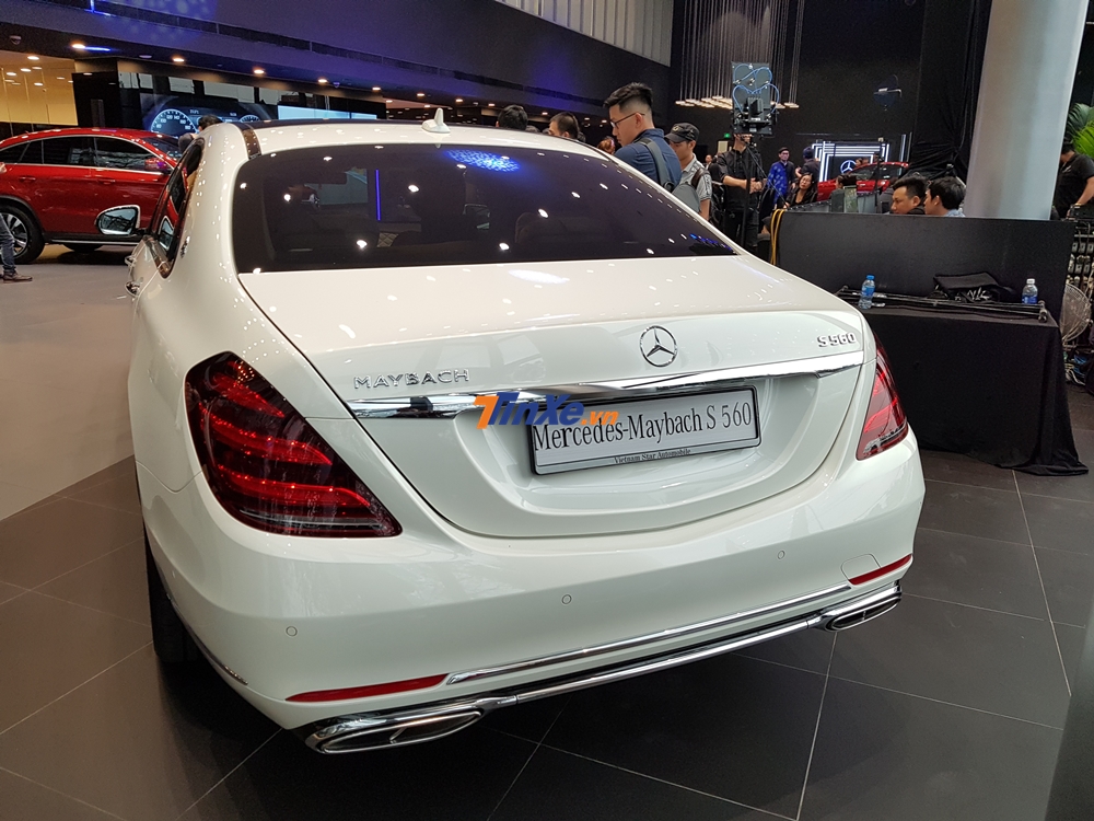 V&agrave; cả xe si&ecirc;u sang Mercedes-Maybach S560