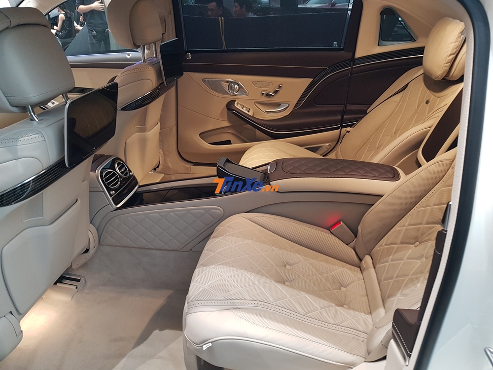 Nội thất của xe si&ecirc;u sang Mercedes-Maybach S560. Nếu kh&ocirc;ng th&iacute;ch, kh&aacute;ch h&agrave;ng c&oacute; thể y&ecirc;u cầu bọc da m&igrave;nh th&iacute;ch