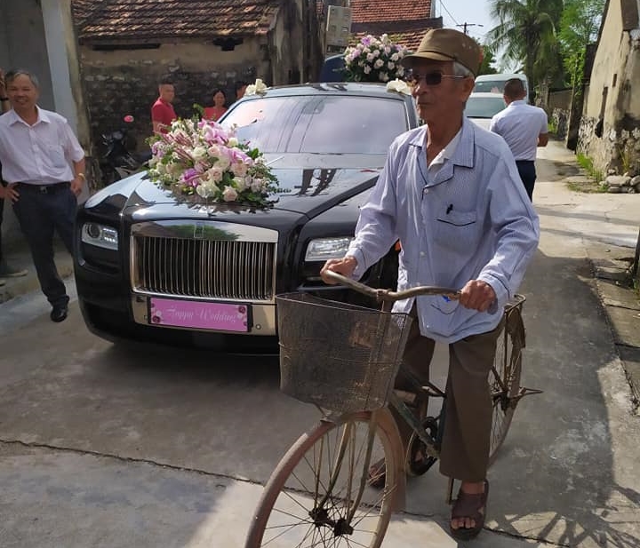 Rolls-Royce Ghost l&agrave;m xe hoa trong đ&aacute;m cưới tr&ecirc;n đường l&agrave;ng ở Nghệ An