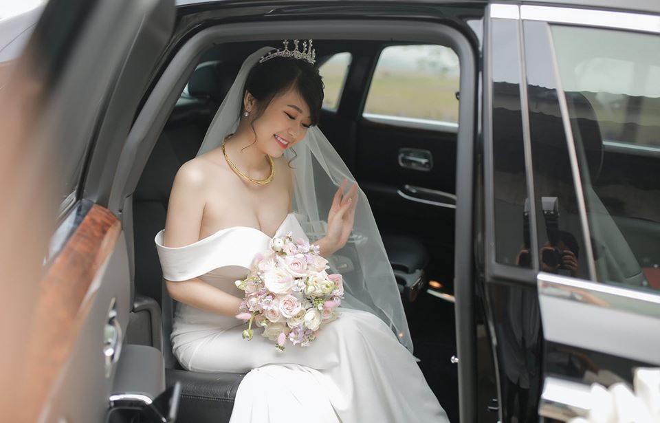C&ocirc; d&acirc;u ngồi trong khoang l&aacute;i Rolls-Royce Ghost