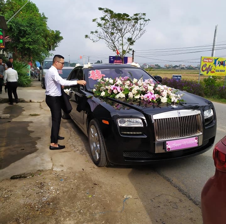 Ch&uacute; rể b&ecirc;n cạnh chiếc xe si&ecirc;u sang Rolls-Royce Ghost l&agrave;m xe hoa ở Nghệ An