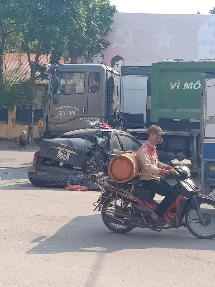 Hiện trường vụ tai nạn giữa chiếc &ocirc; t&ocirc; con v&agrave; xe chở r&aacute;c