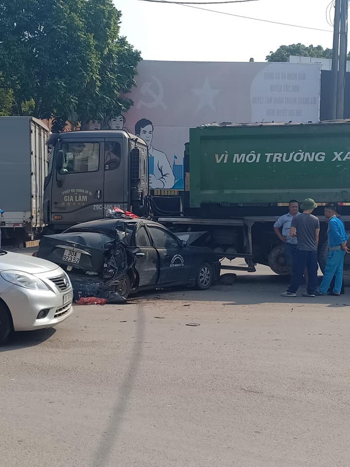 Chiếc &ocirc; t&ocirc; con bị hư hỏng nặng sau vụ tai nạn