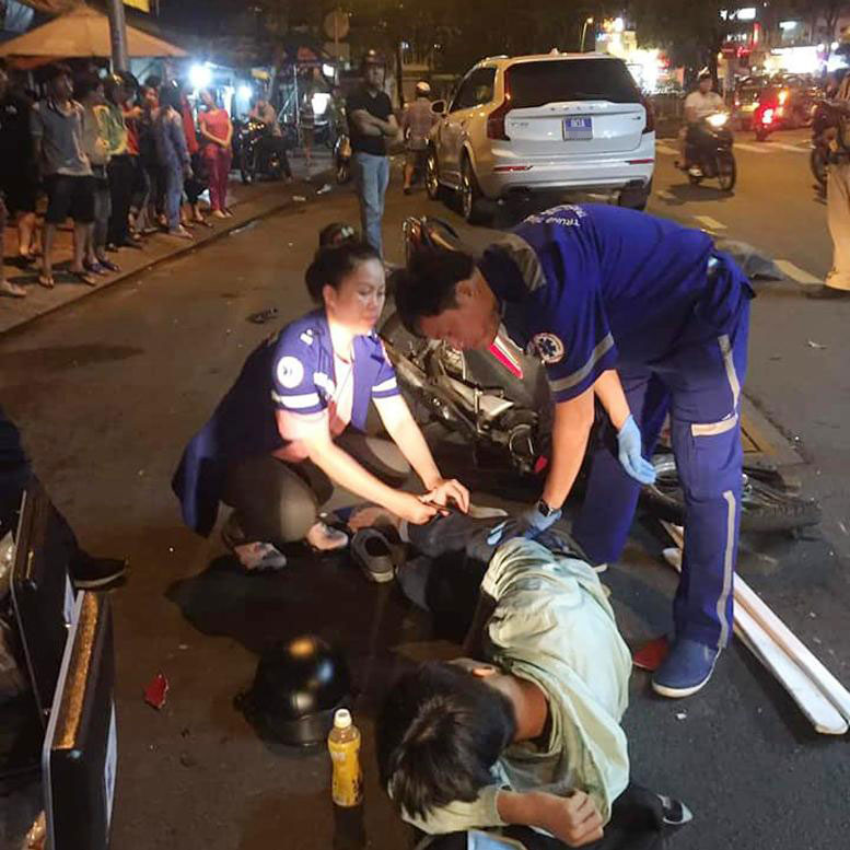 Người đ&agrave;n &ocirc;ng điều khiển xe m&aacute;y bị g&atilde;y ch&acirc;n sau vụ tai nạn