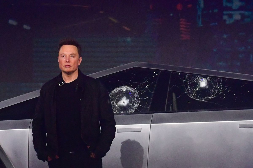 K&iacute;nh cửa sổ của chiếc Tesla Cybertruck trưng b&agrave;y tr&ecirc;n s&acirc;n khấu bị rạn khi bị quả cầu kim loại n&eacute;m v&agrave;o