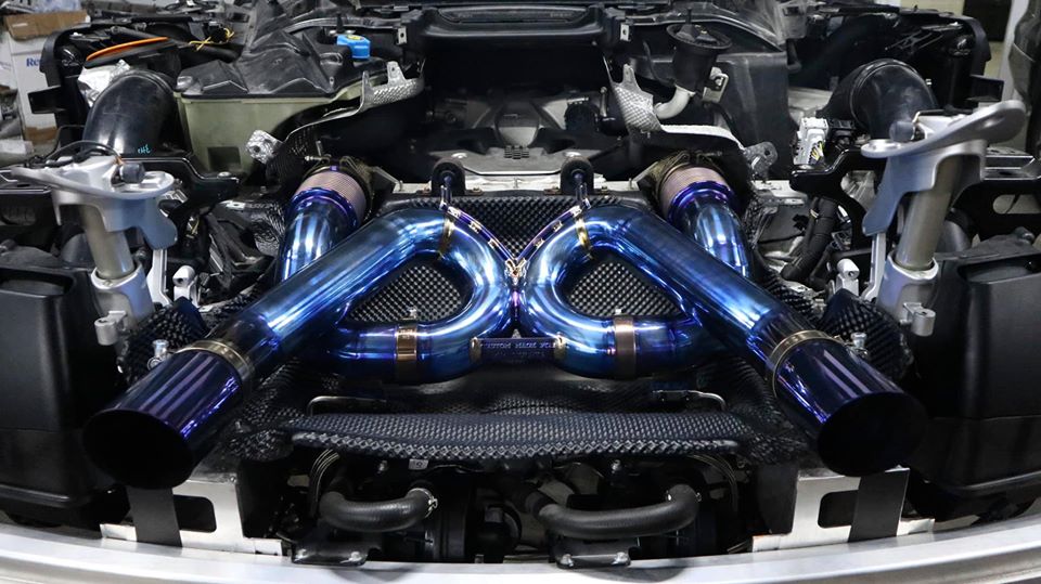 Cận cảnh ống xả hàng thửa làm từ chất liệu titanium cho chiếc siêu xe McLaren 720S của Cường Đô-la