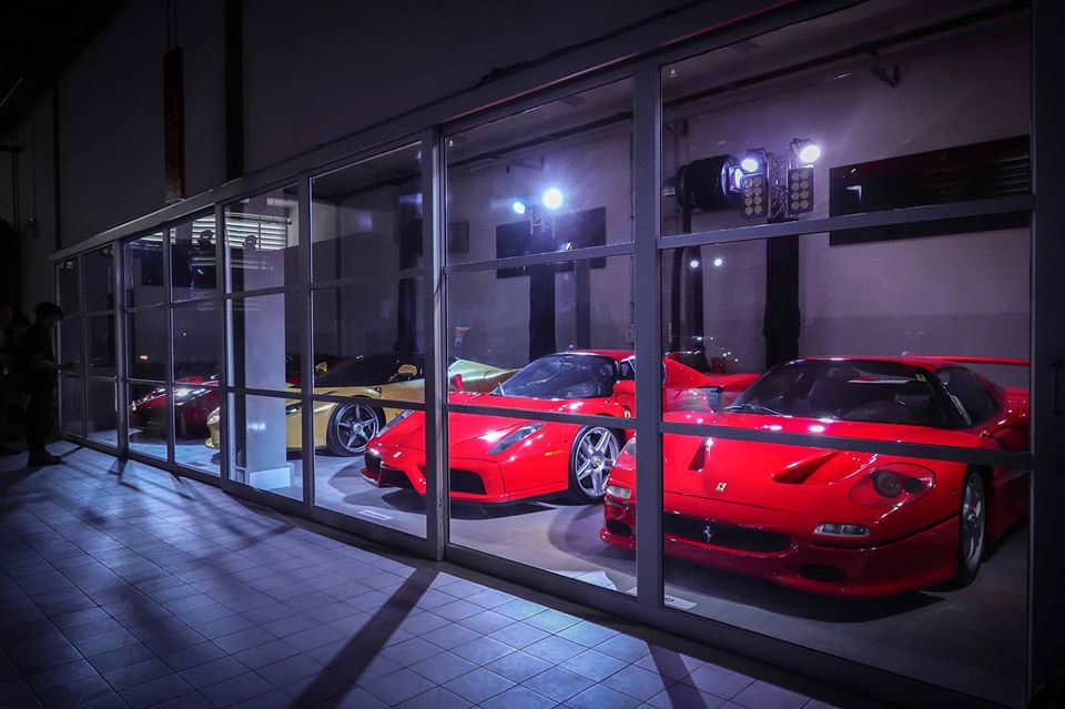 Từ tr&aacute;i sang l&agrave; Ferrari LaFerrari Aperta, Ferrari LaFerrari Coupe, Ferrari Enzo v&agrave; Ferrari F50 được nhốt trong một chuồng ri&ecirc;ng biệt