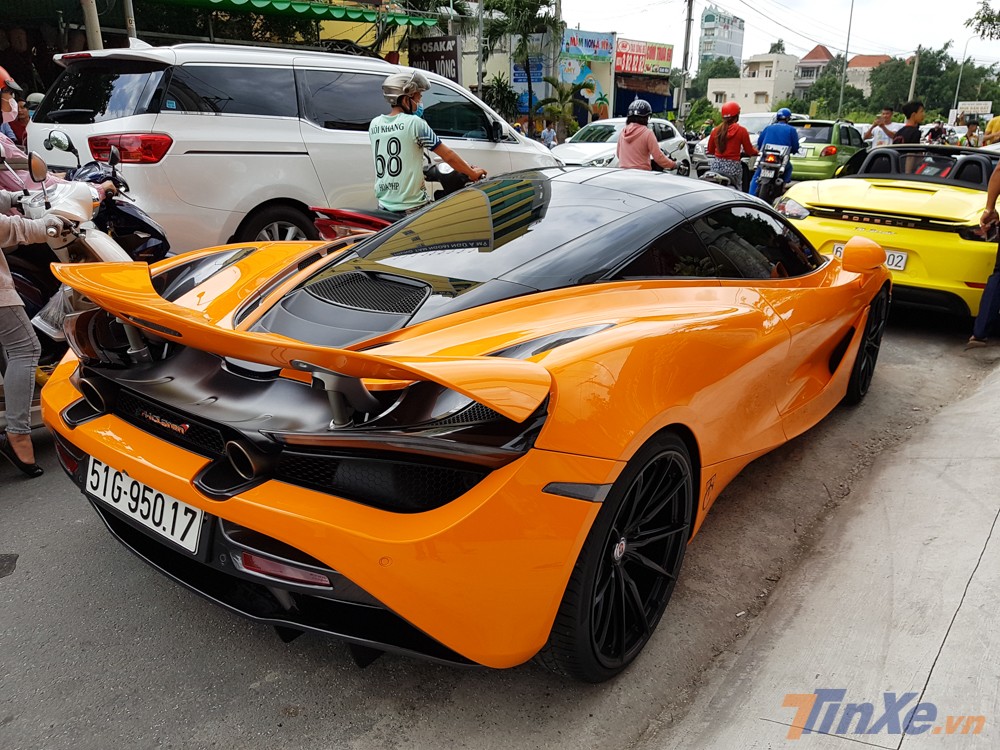 Tại Việt Nam đã có 7 chiếc McLaren 720S được đưa về nước. 6 xe thuộc bản Coupe và một chiếc McLaren 720S Spider