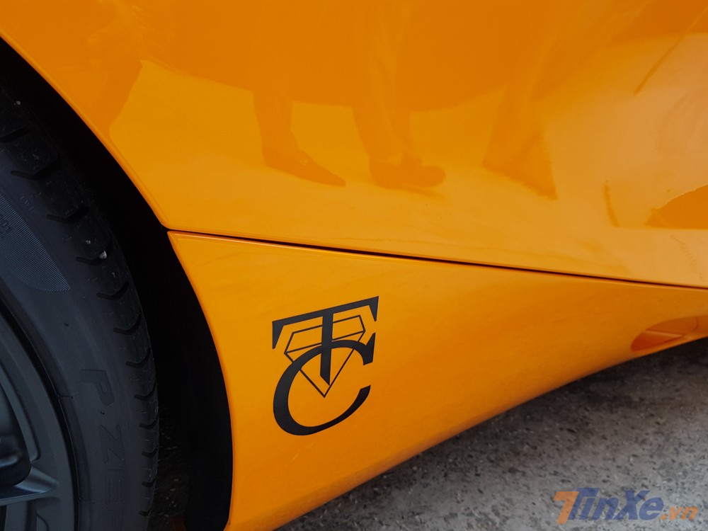 Bên hông chiếc siêu xe McLaren 720S của Cường Đô-la cũng có dòng chữ CT