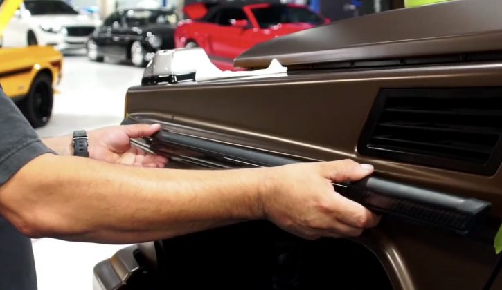 Chiếc xe sau đ&oacute; được thay &aacute;o sang m&agrave;u n&acirc;u đất nh&aacute;m