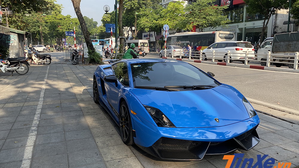 Trong lần t&aacute;i xuất n&agrave;y, Lamborghini Gallardo Superleggera LP570-4 đ&atilde; kho&aacute;c l&ecirc;n m&igrave;nh m&agrave;u xanh da trời Leman 24h.