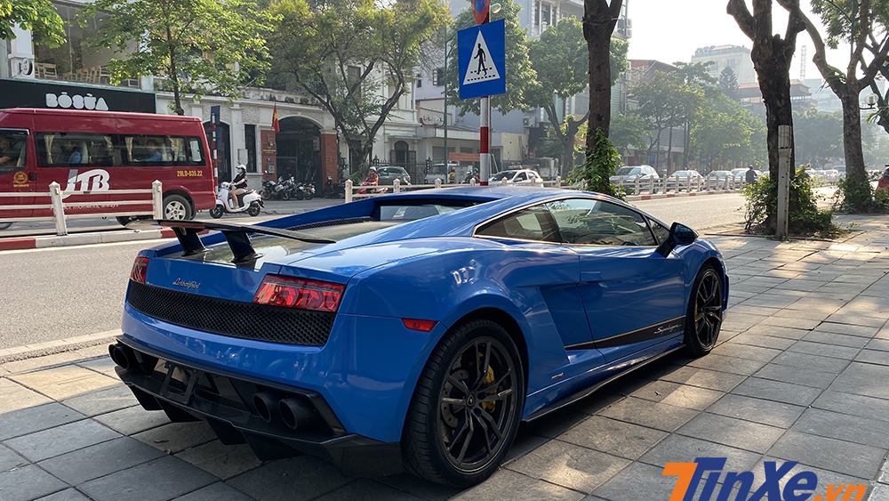 Lamborghini Gallardo Superleggera LP570-4 đ&atilde; được chủ nh&acirc;n độ l&ecirc;n ống xả Akapovic.