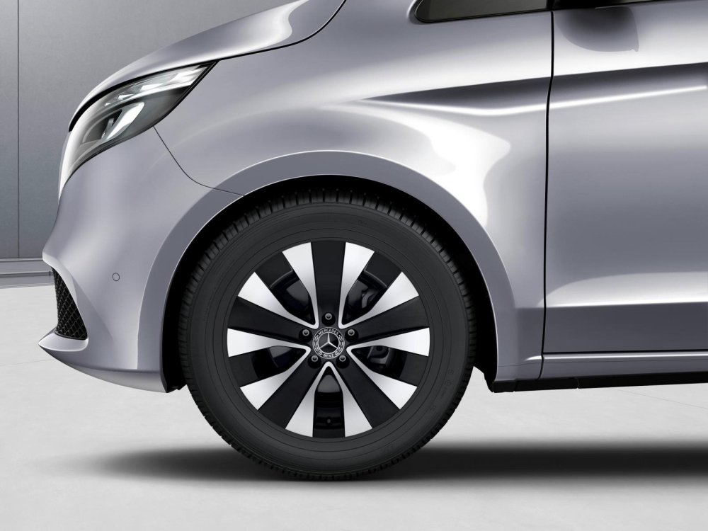 M&acirc;m hợp kim của phi&ecirc;n bản V 250 Luxury c&oacute; k&iacute;ch cỡ 17 inch