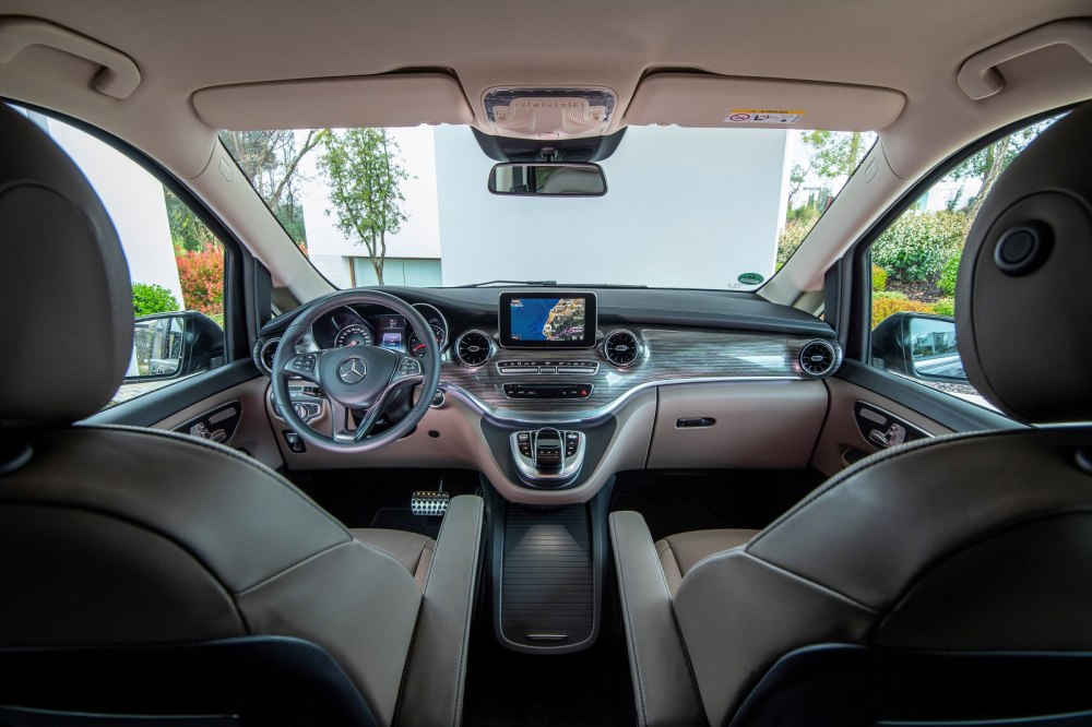 Nội thất của Mercedes-Benz V-Class 2020 kh&aacute; giống C-Class