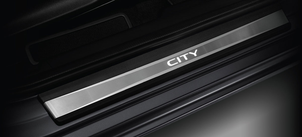 Đ&egrave;n LED ở ốp bậc cửa của Honda City Modulo 2020