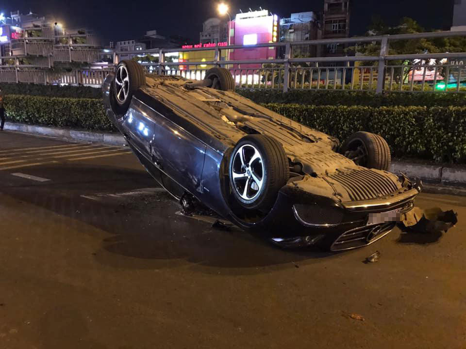 Chiếc Mercedes-Benz bị hỏng đ&aacute;ng kể sau vụ tai nạn