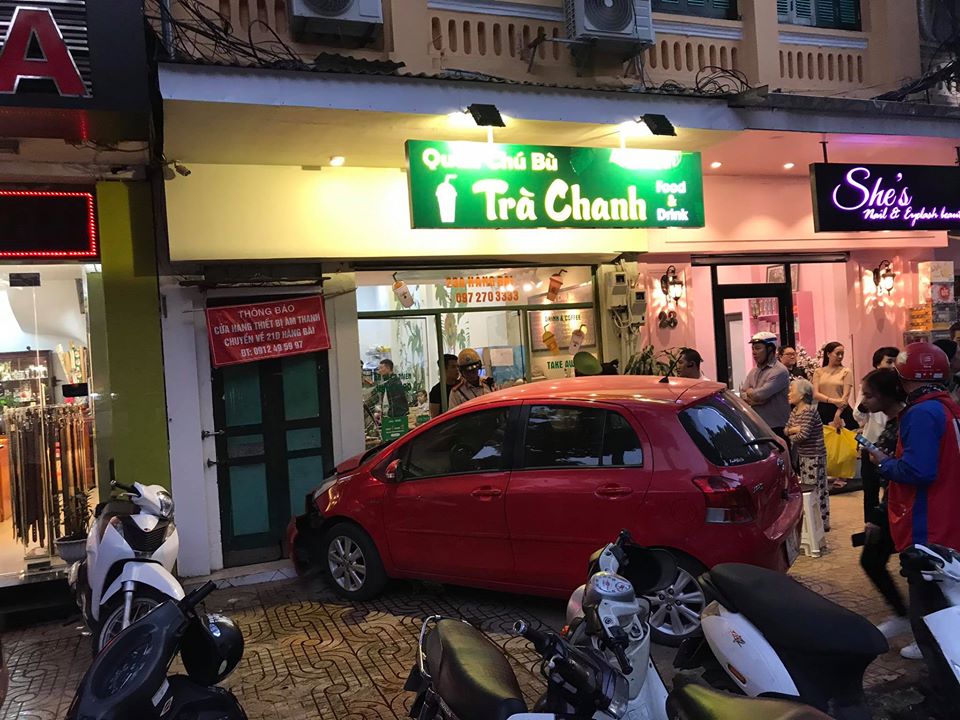 Hiện trường vụ tai nạn chiếc Toyota Yaris do nữ l&aacute;i lao v&agrave;o qu&aacute;n tr&agrave; chanh tại phố cổ H&agrave;ng B&agrave;i