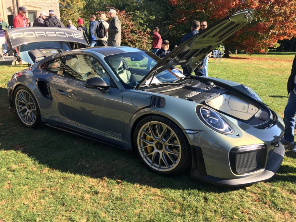 Chiếc Porsche 911 GT2 RS này được bộ phận cá nhân hóa Porsche Exclusive Manufaktur chăm sóc màu sơn ở ngoại thất Chiếc Porsche 911 GT2 RS này được bộ phận cá nhân hóa Porsche Exclusive Manufaktur chăm sóc màu sơn ở ngoại thất
