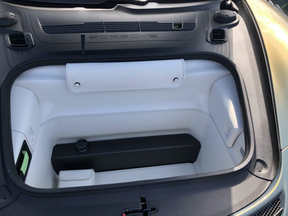 Khoang hành lý phía trước của Porsche 911 GT2 RS mang màu sơn Chromaflair Urban Bamboo Khoang hành lý phía trước của Porsche 911 GT2 RS mang màu sơn Chromaflair Urban Bamboo