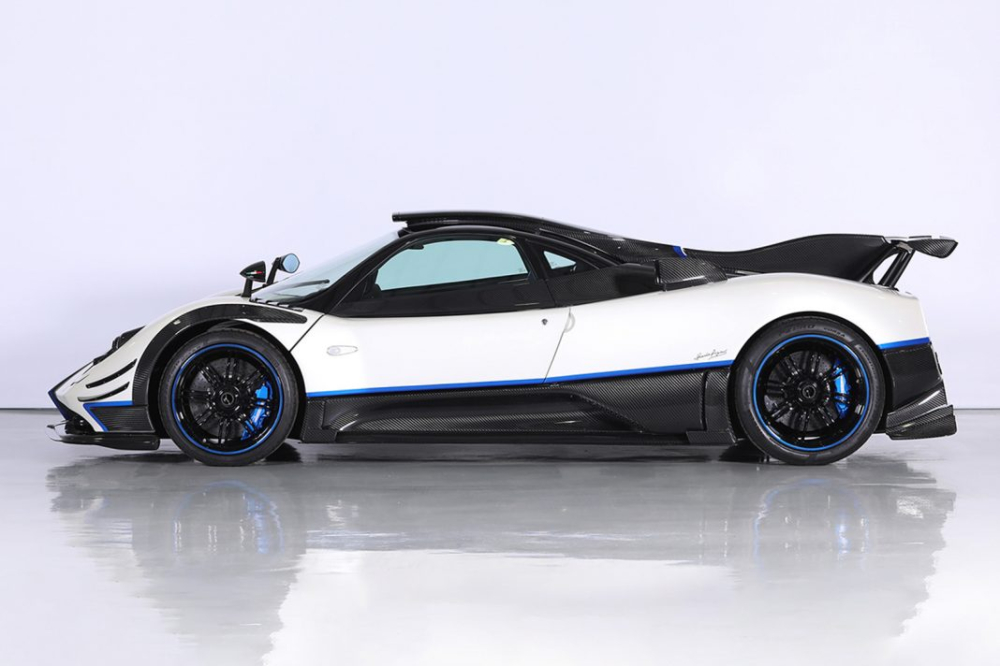Bên ngoài của Pagani Zonda Riviera rao bán 5,5 triệu đô la là sự kết hợp của một chương trình sơn độc đáo với màu trắng ngọc trai tuyệt đẹp, tương phản với đó là các yếu tố sợi carbon bóng và màu xanh dương nổi bật