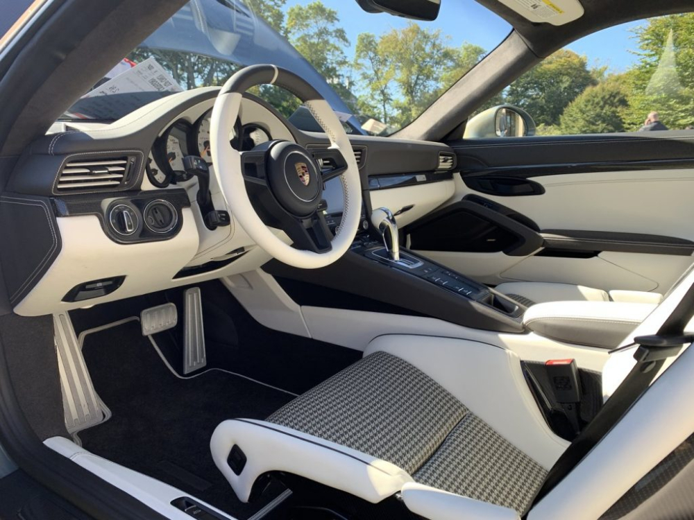 Nội thất chiếc siêu xe Porsche 911 GT2 RS này được bọc da Ivory Leather tuỳ chọn theo ý thích của chủ xe Nội thất chiếc siêu xe Porsche 911 GT2 RS này được bọc da Ivory Leather tuỳ chọn theo ý thích của chủ xe