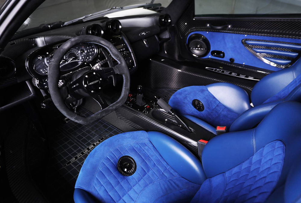 Tiến vào bên trong khoang lái, Pagani Zonda Riviera có nội y bọc da Alcantara cao cấp ở ghế ngồi và 2 bên thành cửa hoàn thành với màu xanh dương bắt mắt.