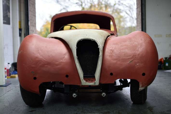 Chiếc Jaguar XK120 1954 kh&ocirc;ng c&oacute; lưới tản nhiệt, đ&egrave;n hay cản va