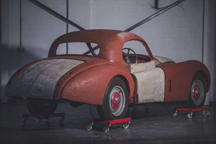 Chiếc Jaguar XK120 1954 từng d&agrave;nh 50 năm trong trang trại