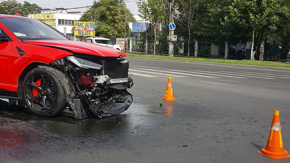 Thiệt hại của chiếc Lamborghini Urus m&agrave;u đỏ