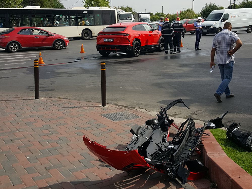 D&agrave;n &aacute;o ph&iacute;a trước đầu xe Lamborghini Urus văng ra khỏi xe