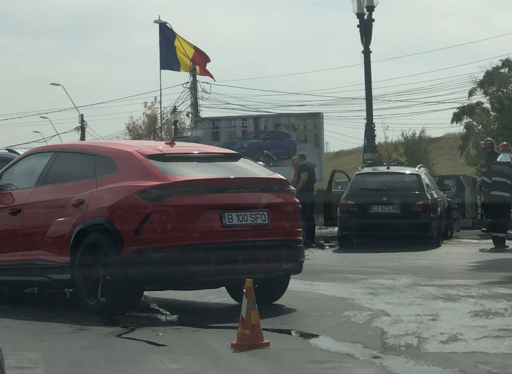 Chiếc Lamborghini Urus m&agrave;u đỏ xảy ra tai nạn với một xe BMW