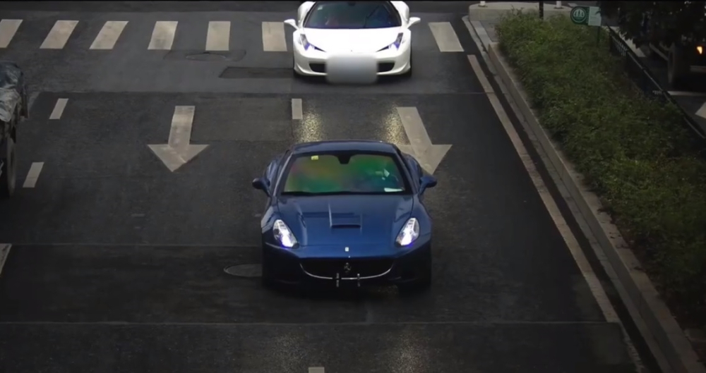 Siêu xe Ferrari California màu xanh và Ferrari 458 không có biển số