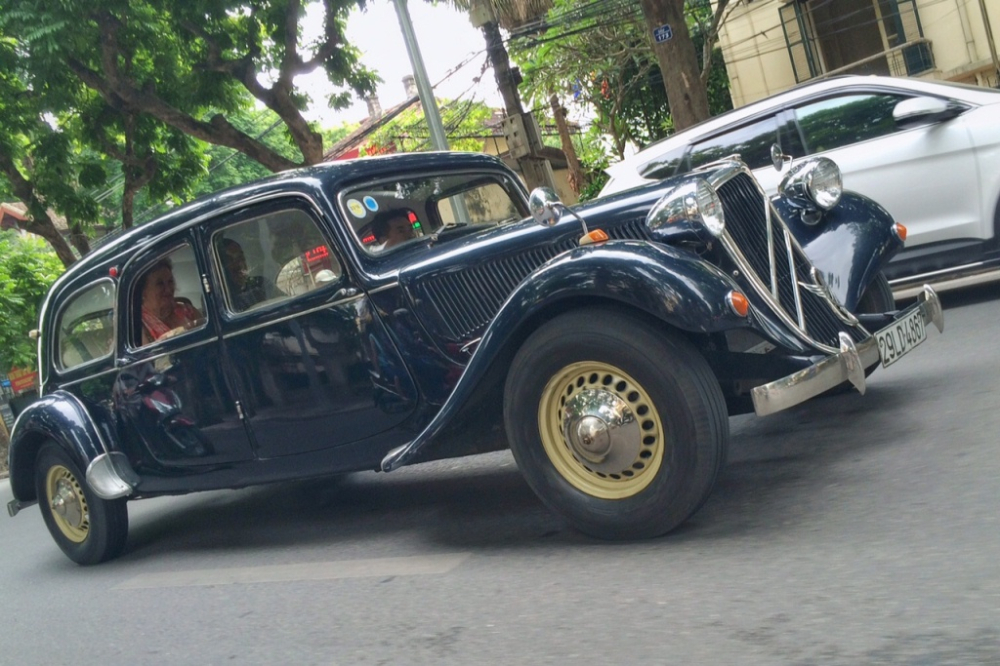 Hai chiếc Citroen Traction Avant hiện nay đang được một khách sạn lớn tại Hà Nội sử dụng làm xe đưa khách du lịch đi thăm quan đường phố. Hai chiếc Citroen Traction Avant hiện nay đang được một khách sạn lớn tại Hà Nội sử dụng làm xe đưa khách du lịch đi thăm quan đường phố.