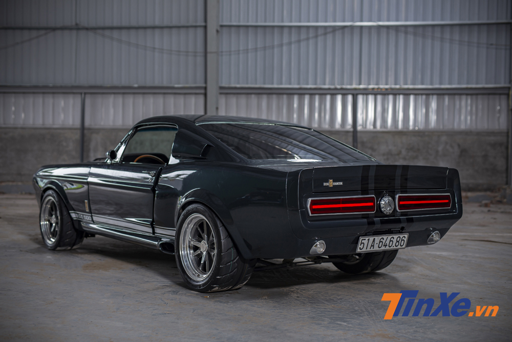 Chiếc xe Ford Mustang Shelby GT500 Eleanor khi nhìn từ phía sau. Chiếc xe Ford Mustang Shelby GT500 Eleanor khi nhìn từ phía sau.