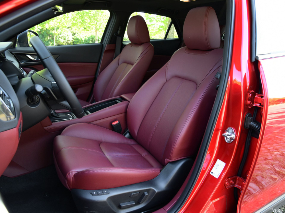 Nội thất bọc da màu đen phối đỏ mận của Mazda CX-4 2020 Nội thất bọc da màu đen phối đỏ mận của Mazda CX-4 2020