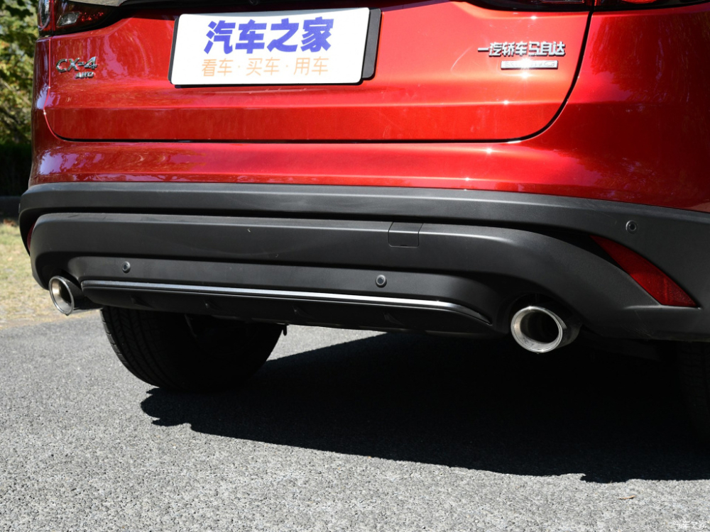 Cản sau và 2 ống xả của Mazda CX-4 2020 Cản sau và 2 ống xả của Mazda CX-4 2020