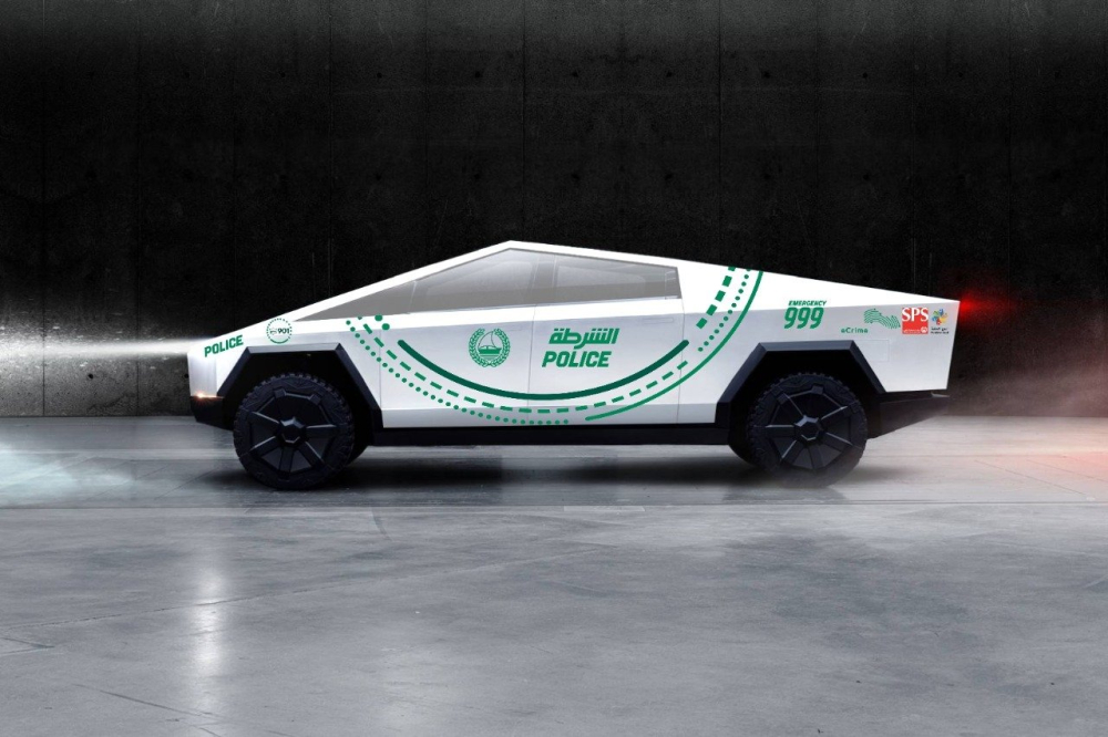 Tesla Cybertruck dán tem của cảnh sát Dubai