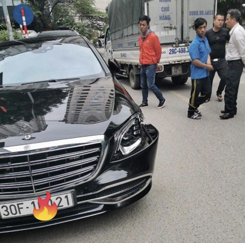 Vụ va chạm đáng tiếc khiến chiếc xe Mercedes-Maybach biến dạng cản trước, vỡ đèn chiếu sáng.