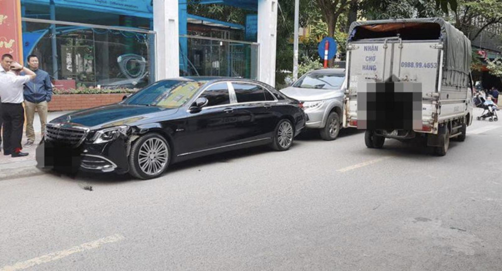 Vụ va chạm đáng tiếc giữa một chiếc xe tải với một chiếc xe mang logo Mercedes-Maybach.