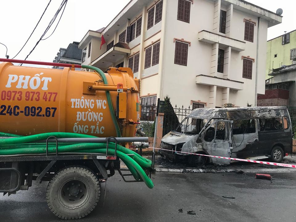 Chiếc xe hút bể phốt tham gia dập lửa cho chiếc ô tô khách 10 chỗ tại Sa Pa